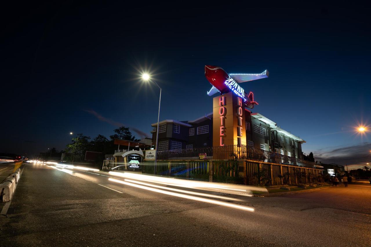 Runway Hotel Piarco Kültér fotó