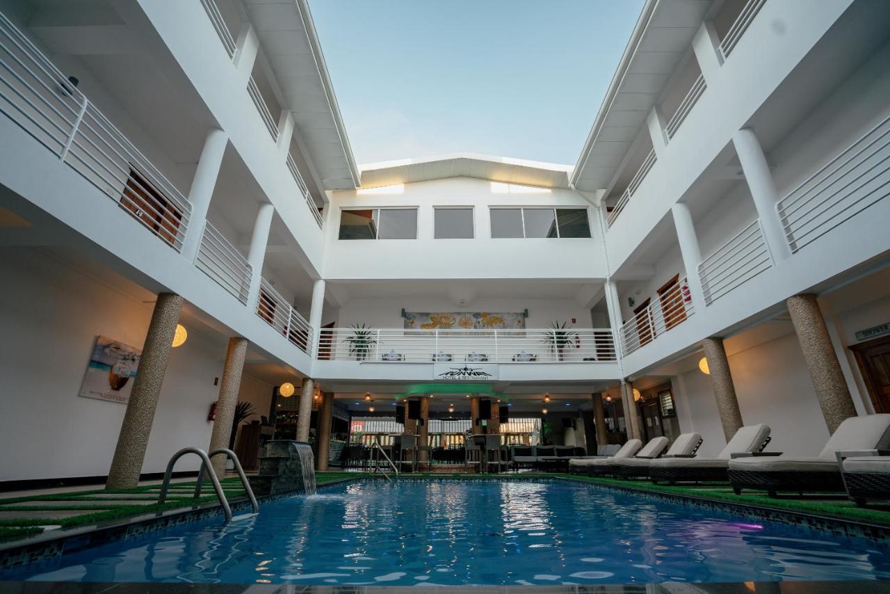Runway Hotel Piarco Kültér fotó