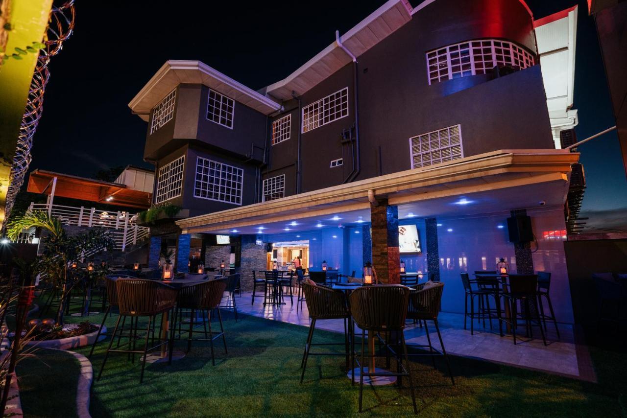 Runway Hotel Piarco Kültér fotó