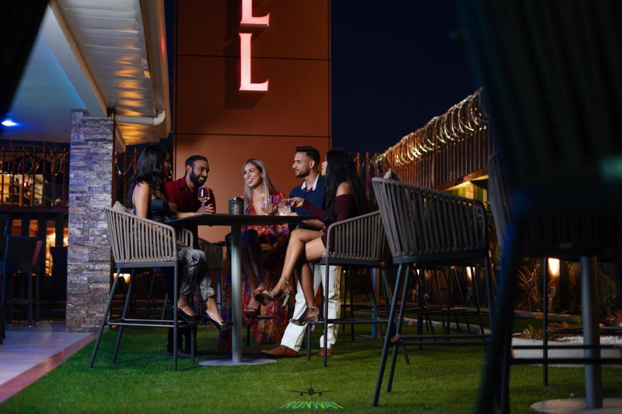 Runway Hotel Piarco Kültér fotó