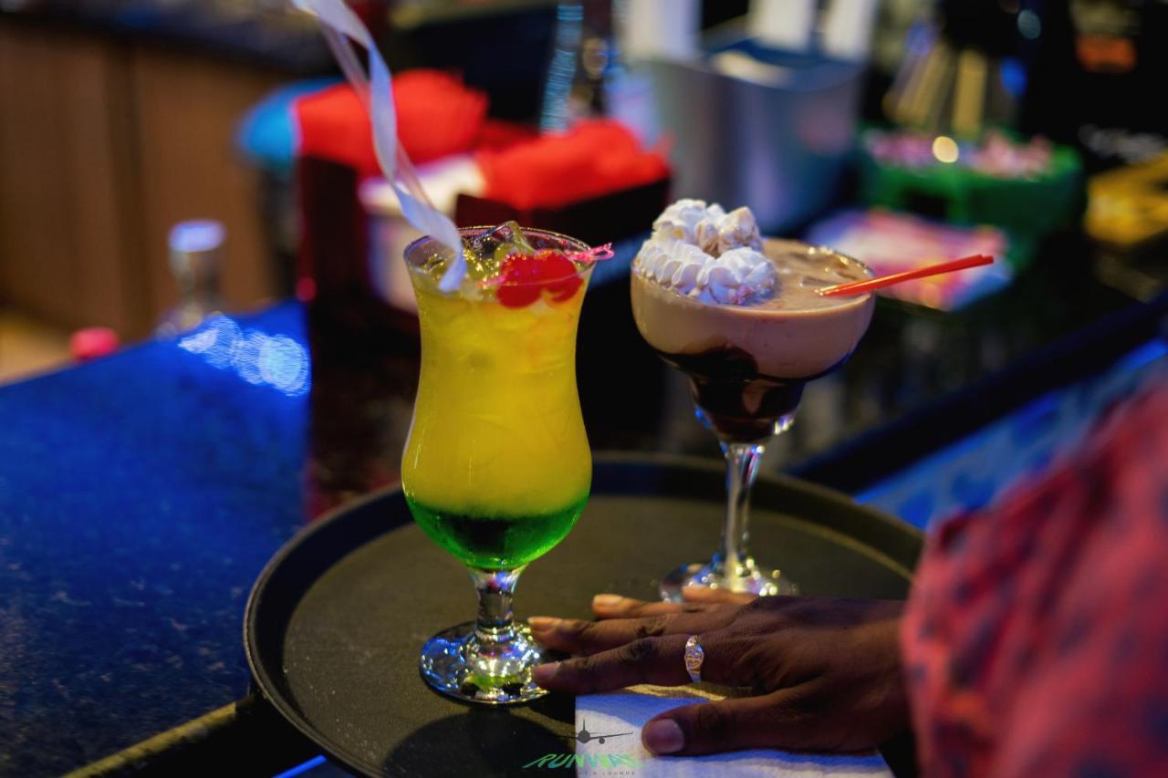 Runway Hotel Piarco Kültér fotó