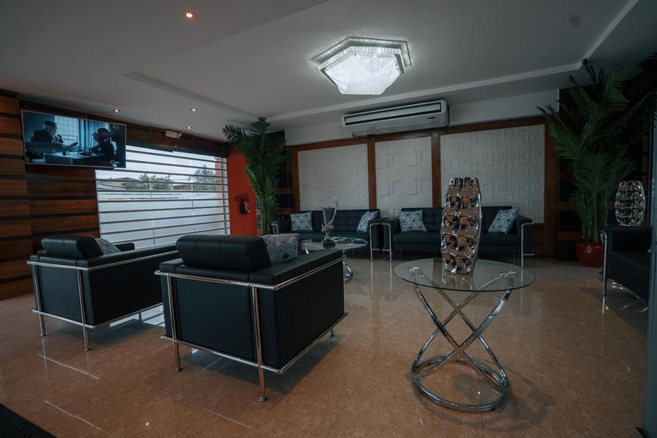 Runway Hotel Piarco Kültér fotó