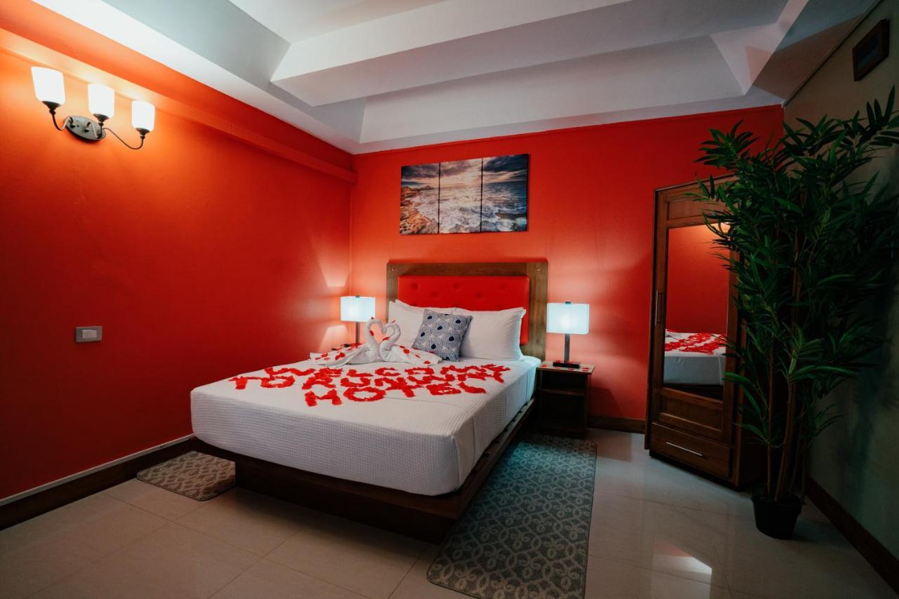 Runway Hotel Piarco Kültér fotó