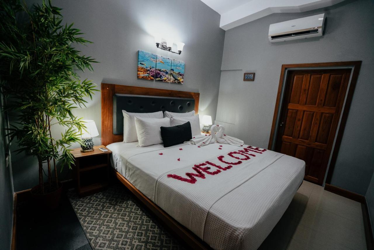 Runway Hotel Piarco Kültér fotó